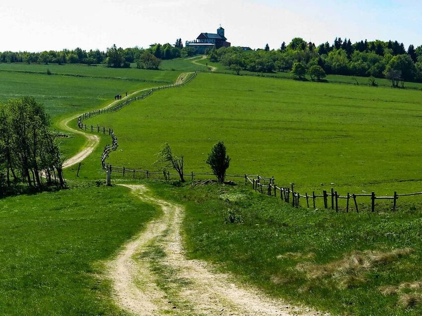 Das Mückentürmchen ist ein Turm auf der Spitze des Komáří hůrka (deutsch Mückenberg) im östlichen Teil des tschechischen Erzgebirges.