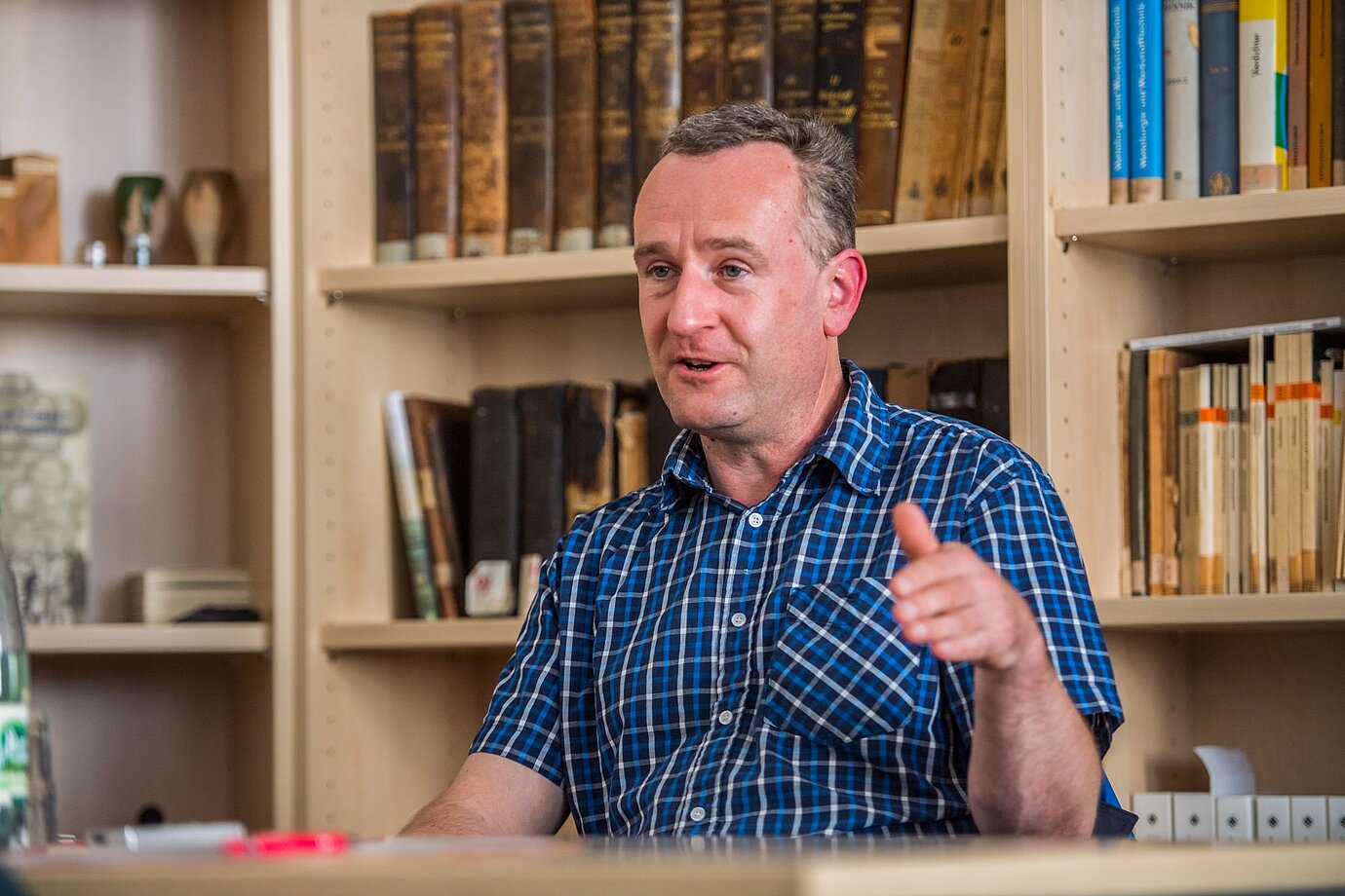 Dr. Mike Haustein in seinem Büro in der Nickelhütte Aue, wo er als Abteilungsleiter für Hydrometallurgie arbeitet. / © Georg Ulrich Dostmann