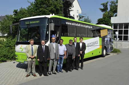 Pressebild 2_Start Bildkampagne_Botschafter mit Bus