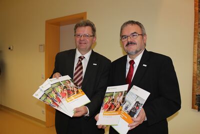 Frank Vogel, Landrat des Erzgebirgskreises und Matthias Lißke, Geschäftsführer der Wirtschaftsförderung Erzgebirge GmbH präsentieren die Broschüre 