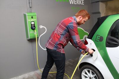 Inbetriebnahme der neuen Ladestation in der Tiefgarage unter dem Annaberger Markt. (Foto: Stadt Annaberg-Buchholz, Matthias Förster)