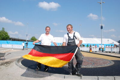 Robin Berger (r.) aus Pockau hat bei der Berufe-Weltmeisterschaft in Leipzig Gold im Wettbewerb Straßenbau gewonnen.