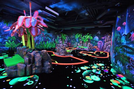 3D Schwarzlicht-Minigolf in Silberstromers FUNDORA in Schneeberg - eine der modernsten Indoor-Erlebniswelten in Deutschland / © Tourismusverband Erzgebirge e.V.