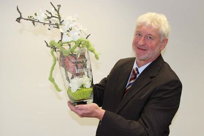 Betriebsleiter imeco Gerd Fiedler mit dem Vereinspreis. Foto: Hans Feller