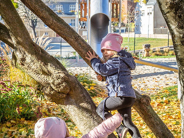 Kinder spielen auf einem Spielplatz in Oelsnitz