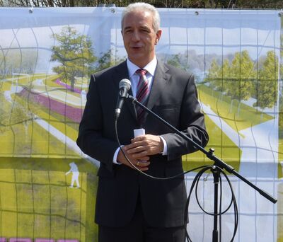 Ministerpräsident Stanislaw Tillich startete mit einem symbolischen Spatenstich die Arbeiten für die Landesgartenschau in Oelsnitz/Erzgeb. 2015.