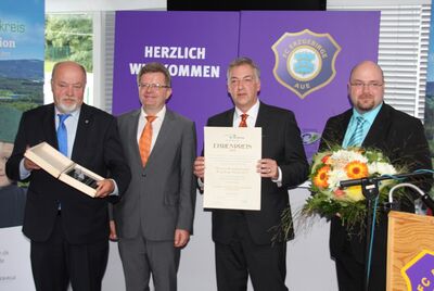 Die Montanregion Erzgebirge ist mit dem diesjährigen Ehrenpreis der Initiative Südwestsachsen e.V. in der Kategorie Grenzüberschreitende Zusammenarbeit zu Tschechien ausgezeichnet worden.
