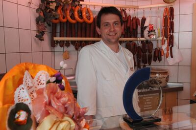 Fleischermeister Jens Drechsler und sein Team der gleichnamigen Fleischerei in Sehma ist mit dem Service-Innovationspreis ausgezeichnet worden.