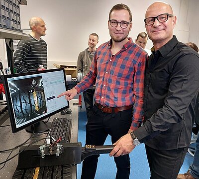 Alexander Murad, Geschäftsführer Efleetcon (rechts) und Florian Rudek (WHZ) testen den neuen Reifenscanner. Innerhalb 5 Sekunden erzeugt er ein Reifenprofilbild mit Messdaten.