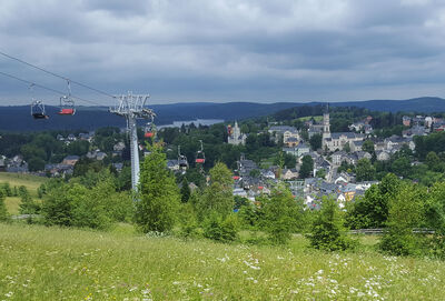 Sommerlicher Blick auf Eibenstock vom Skihang aus