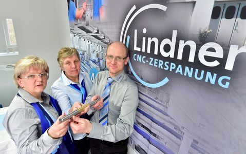 Das Familienunternehmen Normteile Lindner zählt zu den Finalisten. v.l.n.r. Anett, Karla und Jens Lindner. (Foto: Normteile Lindner GmbH)