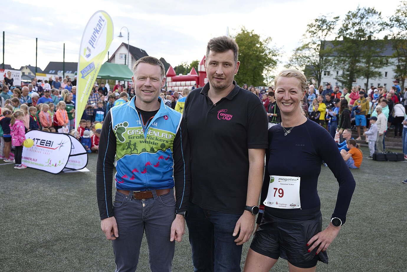 Die Initiatoren Roy Löser und Bürgermeister André Rösch mit der Autorin Doreen Ludwig zum Gassenlauf. / © Dirk Dießel