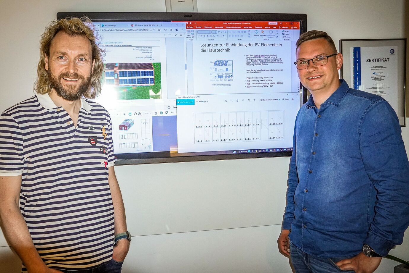 Lars Schäl (links) und Martin Lahl begutachten den Stand der Pläne zur Umsetzung des Gewächshauses.