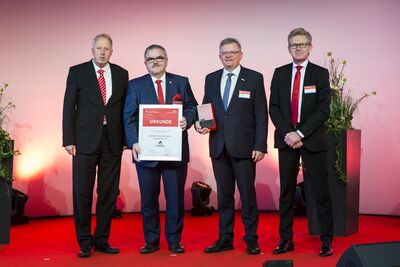 Michael Ermrich (Geschaeftsfuehrender Praesident Ostdeutscher Sparkassenverband), Frank Vogel (Vereinsvorsitzender und Landrat des Erzgebirgskreises), Matthias Lißke (Geschäftsführer WFE GmbH) und Roland Manz (Erzgebirgssparkasse) bei der Auszeichnung des „Welterbe Montanregion Erzgebirge e.V.“ zum Verein des Jahres in Sachsen im Rahmen des 23. Unternehmer-Konvents des Ostdeutschen Sparkassenverbandes in Potsdam am 21.11.2019.