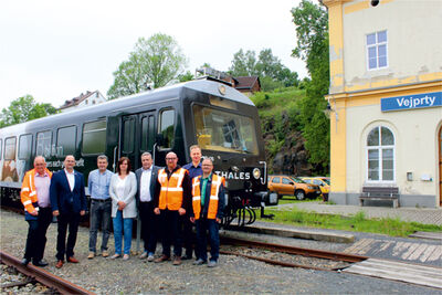 (v.l.n.r.): Tobias Melzer (Firma Thales), Thomas Proksch (Beigeordneter der Stadt Annaberg-Buchholz), Volin Vlastimir und Michaela Fickerova (beide Stadt Vejprty), Rolf Schmidt (Oberbürgermeister der Stadt Annaberg-Buchholz) Sören Claus (Technischer Leiter SRCC), Raik Hoffmann (DB Netz), Lutz Mehlhorn (Erzgebirgsbahn)