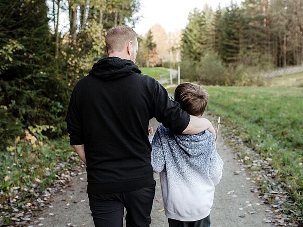 Familie Konrad im spaziert in der Nähe ihres neuen Wohnorts