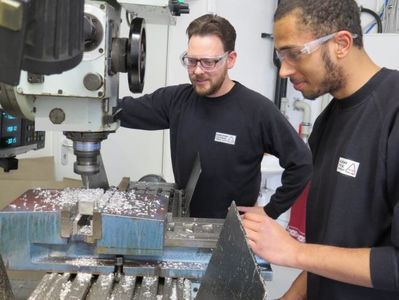 Lehrlinge in der Lehrwerkstatt der Kunststofftechnik Weißbach GmbH (Foto: KTW)