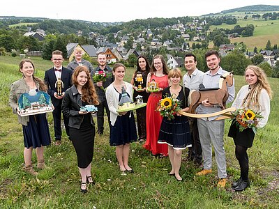 Die Holzspielzeugmacher- und Drechsler-Lehrlinge des Abschlussjahrgangs 2022 erhielten am 22. August ihre Zeugnisse in Seiffen. Stolz präsentieren sie ihre kreativen Gesellenstücke.