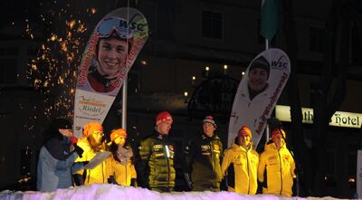 Die erfolgreichen Wintersportler der Region lassen sich auf dem Oberwiesenthaler Martkplatz feiern.