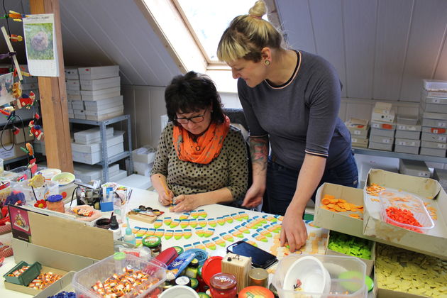 Elisabeth Graupner und eine Mitarbeiterin der Graupner Holzminiaturen in Crottendorf Elisabeth Graupner und eine Mitarbeiterin der Graupner Holzminiaturen in Crottendorf