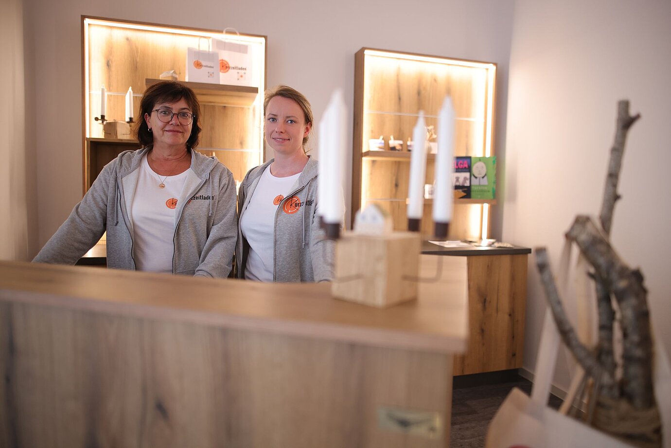 Nadja Hecker (li) und Josephine Leonhardt-Dietrich (re) sind die Gründerinnen der Kurzzeitladen GBR / © Magda Lehnert