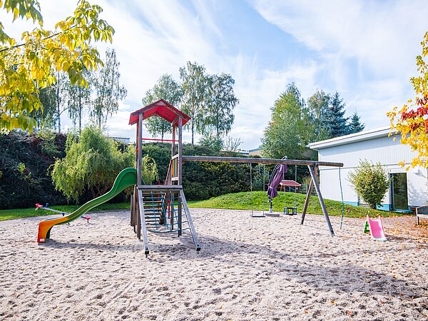 Spielplatz des Betriebs-Kindergartens „Pfiffikus“ und des Horts „Pfiffilino“ bei MICAS in Oelsnitz / Erzgebirge.