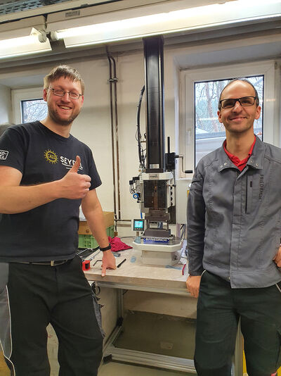 Michael Konrad, Mitarbeiter C. A. SEYDEL SÖHNE GmbH, und Sören Friedrich, Technischer Leiter der Friedrich GmbH, beim Einbau der Werkzeuge.