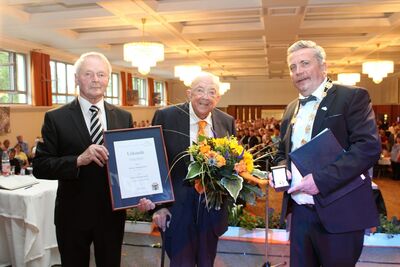 v.l.n.r.: Dieter Seidel (ehrenamtlicher Bürgermeister), Ehrenbürger Arthur Handtmann und der Oberbürgermeister von Annaberg-Buchholz Rolf Schmidt. (Foto: Stadt Annaberg-Buchholz, Matthias Förster)