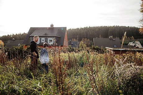 Familie Konrad auf ihrem Grundstück in Thum / Jahnsbach / © Anna Werner