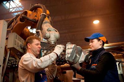 Mitarbeiter der Handtmann Leichtmetallgießerei Annaberg GmbH (Foto: Rümmler)