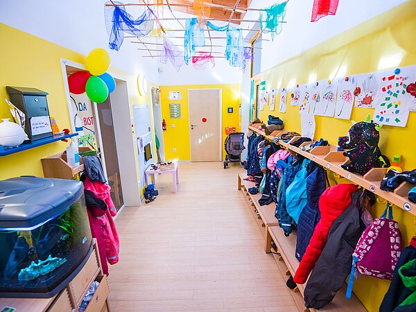 Die Garderobe des Betriebs-Kindergarten „Pfiffikus“ der MICAS AG.