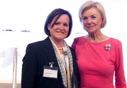 Finalistin Katja Hillenbrand, Vorstandsvorsitzende der MICAS AG aus Oelsnitz mit Liz Mohn