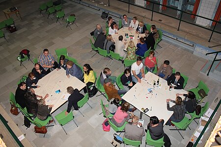 Im kreativen Ambiente des Alten Stadtbades diskutierten die Teilnehmer der Auftaktveranstaltung im Rahmen von World Cafés über die Themen Vernetzung, Verortung und Vermarktung. (Foto: Regionalmanagement Erzgebirge)