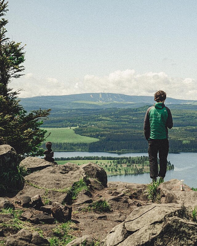 Der Blick vom Hassberg (Jelení Hora), zu dessen Füßen sich die Talsperre Preßnitz erstreckt. / © @weareoregion