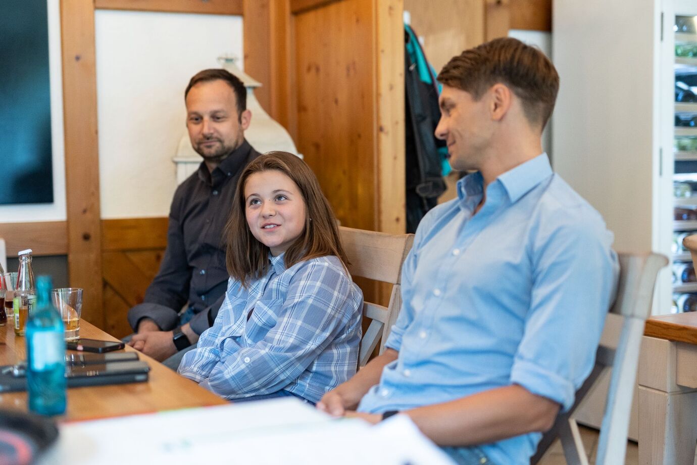 Alessia Meischner, die amtierende Kinderbürgermeisterin von Thalheim im Gespräch mit dem Bürgermeister Nico Dittmann. / © Erik Wagler