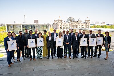 v.r.n.l.: Kerstin Knorr (Leiterin Marketing) und der Geschäftsführer der Norafin Industries (Germany) GmbH, André Lang, nehmen die Auszeichnung im Bundeskanzleramt entgegen. 