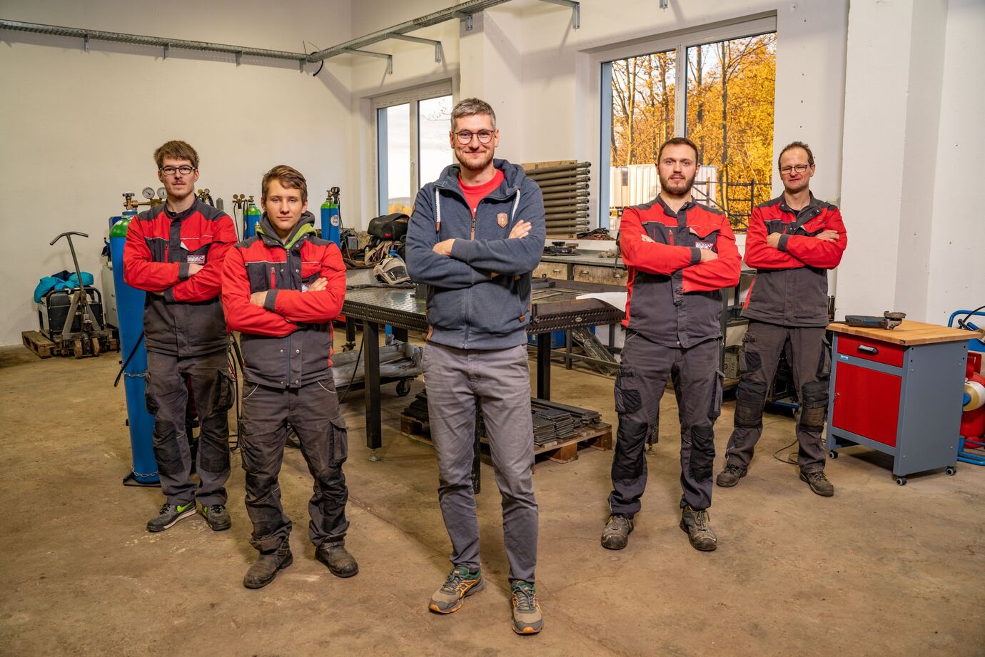 Starkes Team aus Fachleuten, das unter besten Arbeitsbedingungen aus Metall komplexe Produkte fertigt. / © Lukas Ullmann