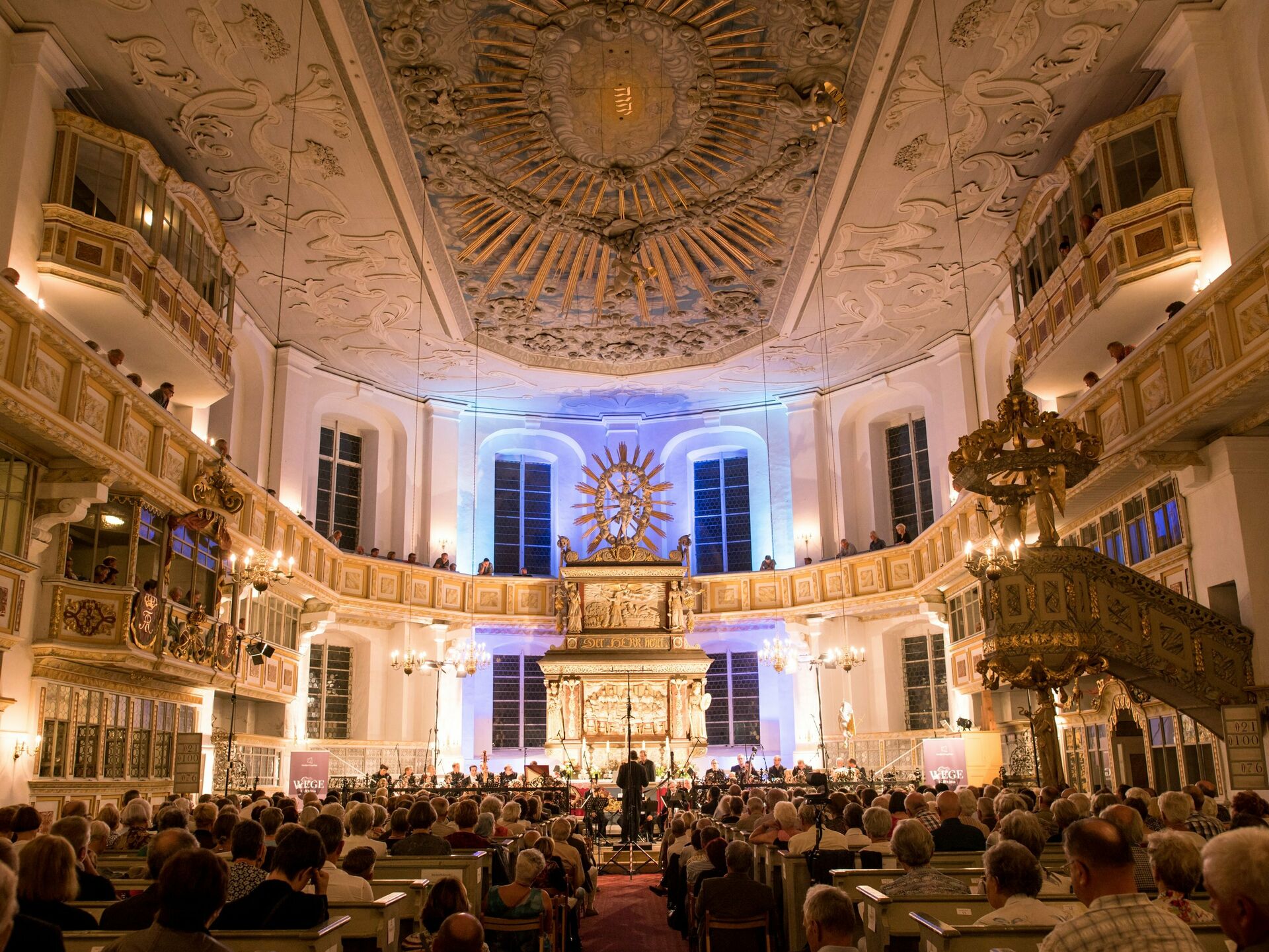 Ganz gleich, ob für Liebhaber klassischer Musik oder Theaterfreunde, ob für Kunstfans aller Variationen oder Open-Air-Konzertbesucher, im Erzgebirge bleiben in Sachen Kultur keine Wünsche offen. 