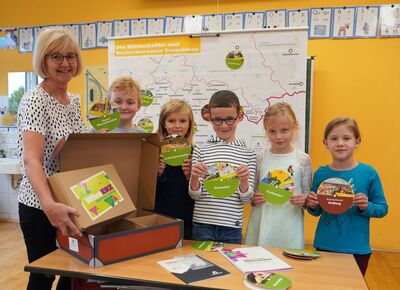 Grundschullehrerin Angela Schwalbe mit Kindern der Klasse 3, GS Pockau-Lengefeld, beim Test von WissERZ.