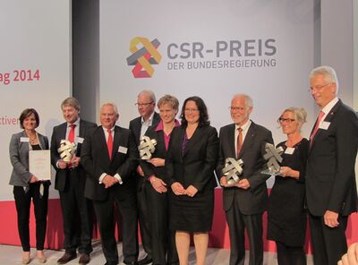 Katja Hillenbrand, MICAS AG (li im Bild) nahm den CSR-Sonderpreis entgegen.