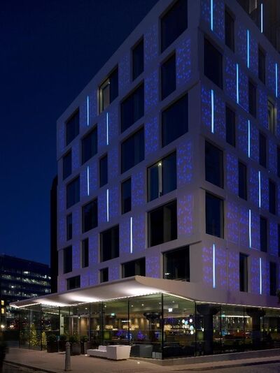 Das neue Motel One London-Tower Hill mit der Fassade aus weißem Mineralwerkstoff von Rosskopf + Partner (Foto: Nick Kane Photography)