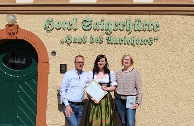 Markus Gorny, Jennifer Krebs und Brit Gorny freuen sich über die Qualifizierung zum Qualitätscoach (Foto: Hotel Saigerhütte)