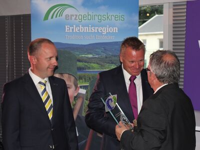 Die Geschüftsführenden Gesellschafter der Zabag Security Engineering GmbH, Rico Heinrich (l.) und Michael Simon (m.) nehmen den Wachstumspreis 2013 von Frank Vogel, Landrat des Erzgebirgskreises, entgegen.