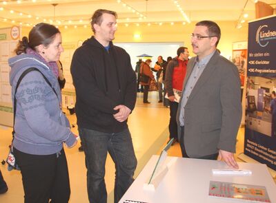 Geschäftsführer Kay Viehweg (r.) stellt das Unternehmen zum Pendleraktionstag Erzgebirge 2014 vor.