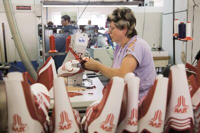 Insgesamt 2.500 bis 3.000 Paar Skistiefel verlassen pro Saison die Produktionshallen von Rass Sportschuhe in Schönheide. (Foto: Rass/ Regionalmanagement Erzgebirge)