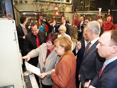 Die Bundeskanzlerin Dr. Angela Merkel informiert sich bei einem Firmenrundgang.