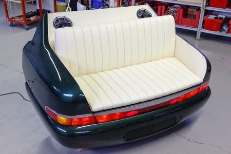 Aus einem schrottreifen Auto entstand eine schicke Designer-Couch mit Licht- und Soundanlage (Foto: Schmiede & Metallbau Andreas Mehlhorn)