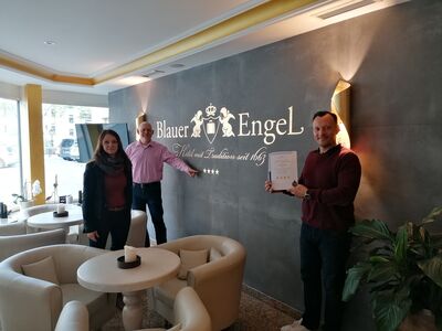 Nadine Hahn (DEHOGA Sachsen) überreichte gemeinsam mit Silvio Sabrowski (Referent für Gastgewerbe/Tourismus IHK Chemnitz) an Benjamin Unger verbunden mit den besten Wünschen die 4-Sterne-Sterneklassifizierung.