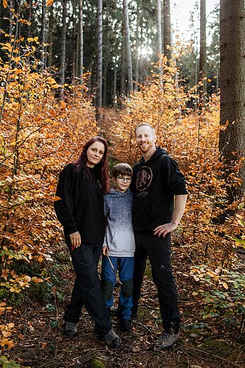 Familie Konrad im unterwegs im Wald unweit ihres neuen Grundstücks. / © Anna Werner