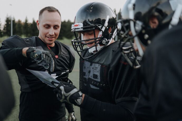 Jede Football-Mannschaft hat ein geheimes Playbook. Dieses enthält die Spielzüge und vorgegebenen Laufrouten der einzelnen Spieler. / © Magda Lehnert